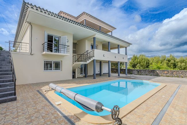 Piscina exterior junto à moradia com vista para o arvoredo